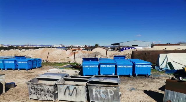 Kadirli Belediyesi çöp konteynerlerini onarıyor