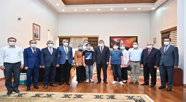 LGS Türkiye birincilerine Vali Erdinç Yılmaz'dan ödül