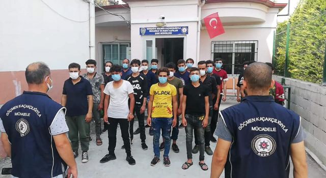 Osmaniye’de, 14 kişilik minibüsten, 20 kaçak çıktı