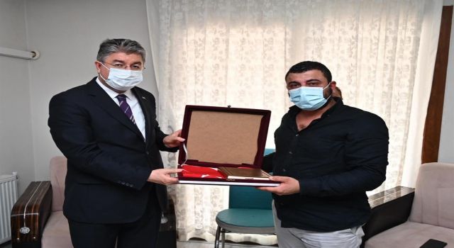 Vali Dr. Erdinç Yılmaz, 15 Temmuz gazisi Gürkan Güven'i ziyaret etti