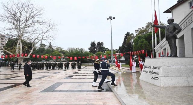 Osmaniye'de Cumhuriyet Bayramı etkinlikleri Atatürk Anıtına çelenk sunulması ile başladı