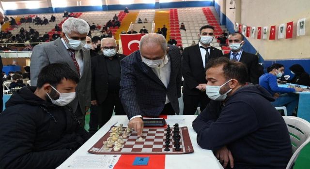 Satranç Turnuvası Kara Başkanın Hamlesi İle Başladı