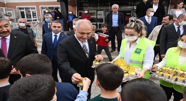 Osmaniye Belediye Başkanı Kadir Kara, öğrencilere ayçiçeği tohumu dağıttı