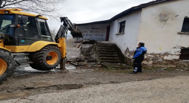 Osmaniye'de metruk binaların yıkımı devam ediyor