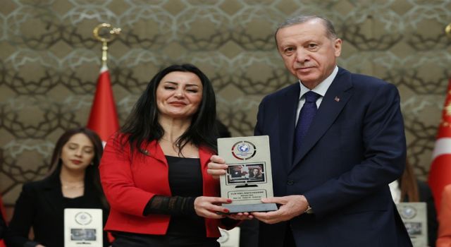 Osmaniyeli hemşehrimiz Makbule Ünal ödülünü Cumhurbaşkanı Erdoğan’dan aldı