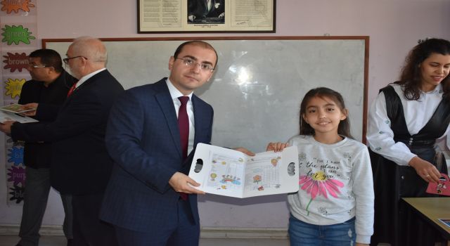 Toprakkale Kaymakamı Selimoğlu, öğrencilerin karne heyecanına ortak oldu