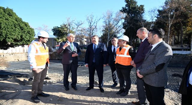 Vali Yılmaz, Atatürk Ortaokulu inşaatında incelemelerde bulundu