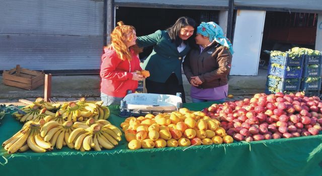 CHP Osmaniye Milletvekili A. Adayı Seher Karaman'dan Cuma pazarı ziyareti