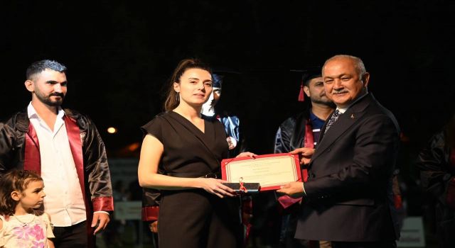 Adana'daki yayla evinden Osmaniye'ye gelen iş adamı Kadir Kara, mezuniyet törenine katıldı