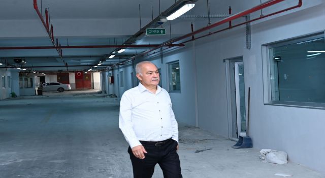 Adana'daki yayla evinden Osmaniye'ye gelen iş adamı Kadir Kara, Meydan Otoparkındaki çalışmaları inceledi
