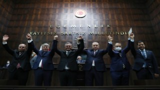 Alper Öner'in rozetini Erdoğan taktı