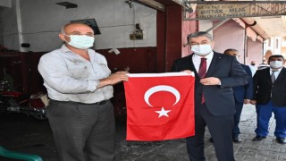Vali Dr. Erdinç Yılmaz'ın bayrak hassasiyeti