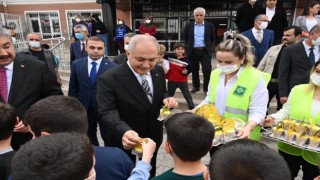Osmaniye Belediye Başkanı Kadir Kara, öğrencilere ayçiçeği tohumu dağıttı