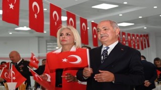 Cumhuriyet resepsiyonuna Osmaniye Belediye Başkanı Kadir Kara eşi Nihal Kara ile katıldı