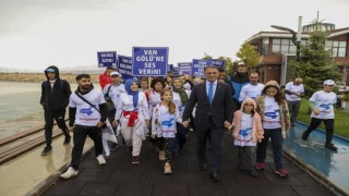 Van Valisi Ozan Balcı, Van Gölü için yürüyenlere destek verdi