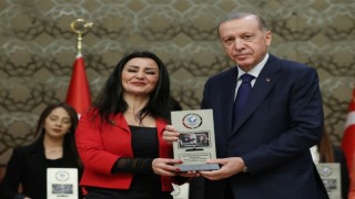 Osmaniyeli hemşehrimiz Makbule Ünal ödülünü Cumhurbaşkanı Erdoğan’dan aldı