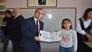 Toprakkale Kaymakamı Selimoğlu, öğrencilerin karne heyecanına ortak oldu