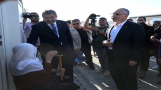 Bakan Işıkhan, Konteyner Kentte depremzede vatandaşları ziyaret etti